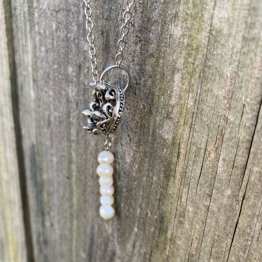 Slip ring necklace with crow and pearls